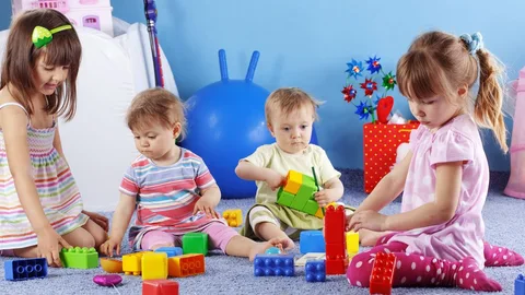 Según la Asociación Española de Pediatría, las guarderías son áreas de máximo riesgo por la enorme dificultad de cumplir las medidas de aislamiento que impone el coronavirus y también por la necesidad de contacto físico estrecho entre el cuidador y los niños
