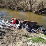 Escombros , basuras, electrodomésticos y hasta coches calcinados forman los vertidos ilegales sobre el río Guadarrama
