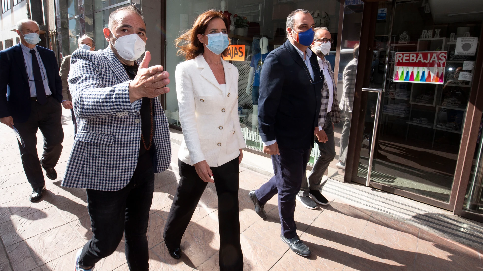 La consejera de Empleo e Industria, Ana Carlota Amigo, junto al presidente de la asociación Templarium Ponferrada, Felipe Álvarez, durante la visita al Centro Comercial Urbano Templarium de la capital berciana