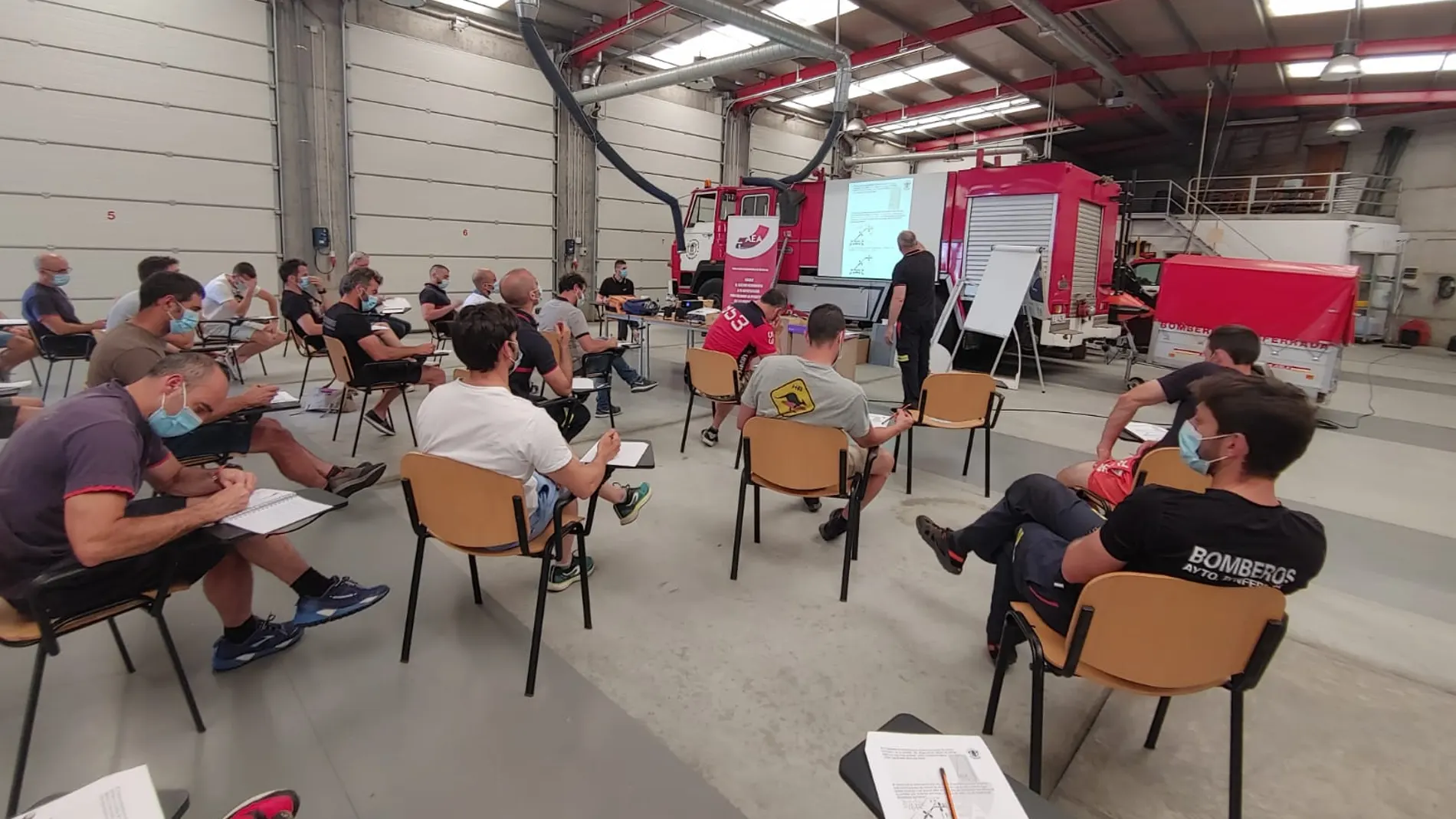 El personal del Parque de Bomberos de Ponferrada asiste a un curso de formación para prepararse ante la nueva normalidad