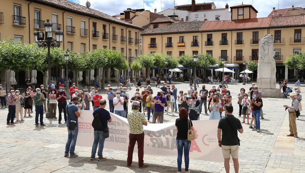 Los sindicatos CCOO y UGT concentran en Palencia en la Plaza Mayor