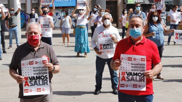Antonio Jiménez y Santiago Navarro, Secretarios Generales de UGT y CCOO en Murcia en el transcurso de La concentración en la Plaza de la Merced de Murcia por un pacto para la reconstrucción social de España, organizada por ambos sindicatos. (Imagen de archivo)