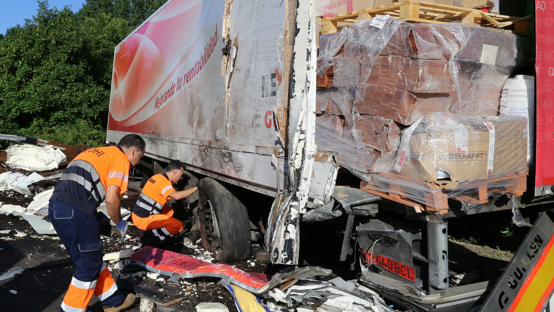 Un camión colisiona por alcance contra otro que se encontraba cambiando una rueda, como resultado del impacto resulta herido grave el conductor de unos de los camiones, la via a quedado cortada desde las 4:00 horas sentido Portugal
