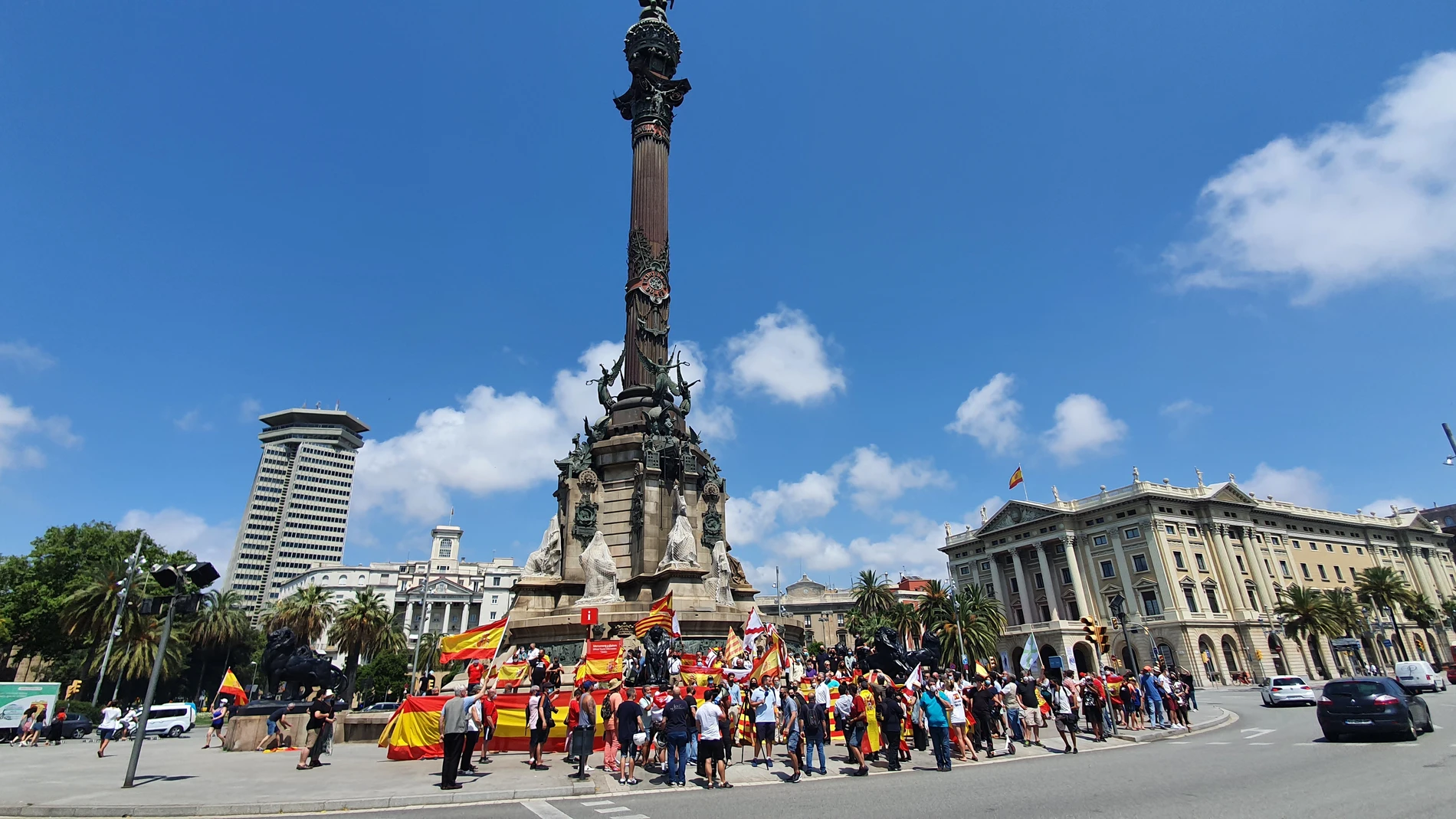 Acto de Vox ante la estatua de Colón en Barcelona