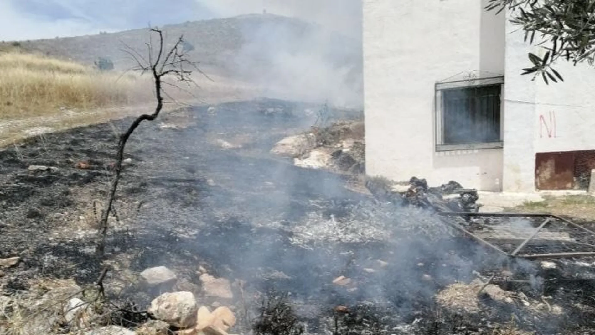 Imagen del fuego cercano a las viviendas