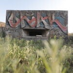 Los dos búnkeres de Valdebebas, que fueron construidos en ángulo para cruzar fuegos, son hoy pasto de grafitis que el Ayuntamiento de Madrid va a limpiar