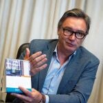 El portavoz de Vox en el Parlamento de Andalucía, Manuel Gavira, calendario en mano