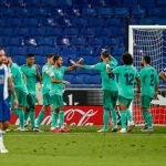 Los jugadores del Real Madrid celebran el gol de Casemiro