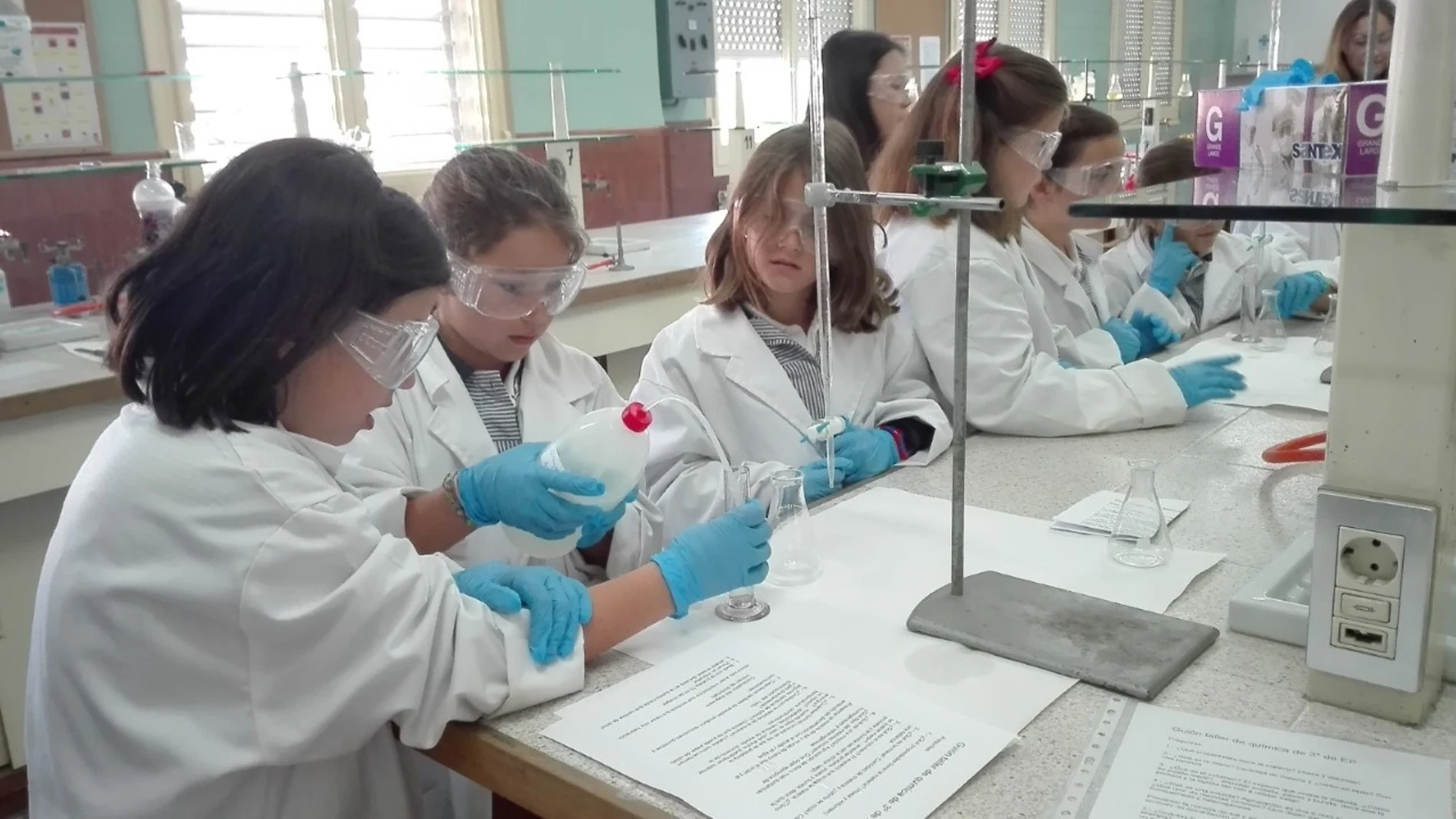 Alumnas del Colegio Inmaculada Jesuitas de Alicante, en el laboratorio