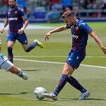 LA NUCÍA (ALICANTE), 28/06/2020.- El jugador del Levante Borja Mayoral, dispara para marcar su gol frente al Betis. EFE / Manuel Lorenzo