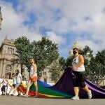 El colectivo Lambda por la diversidad sexual, de género y familiar ha inaugurado el Orgullo 2020 con un acto simbólico en la plaza del Ayuntamiento de Valencia