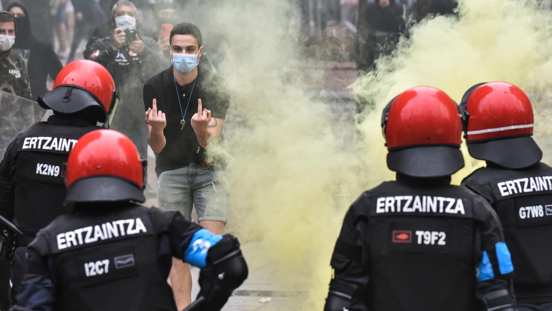 La Ertzaintza, el pasado viernes en Sestao cuando radicales trataron de boicotear un mitin de Vox lanzando piedras, botellas y botes de humo