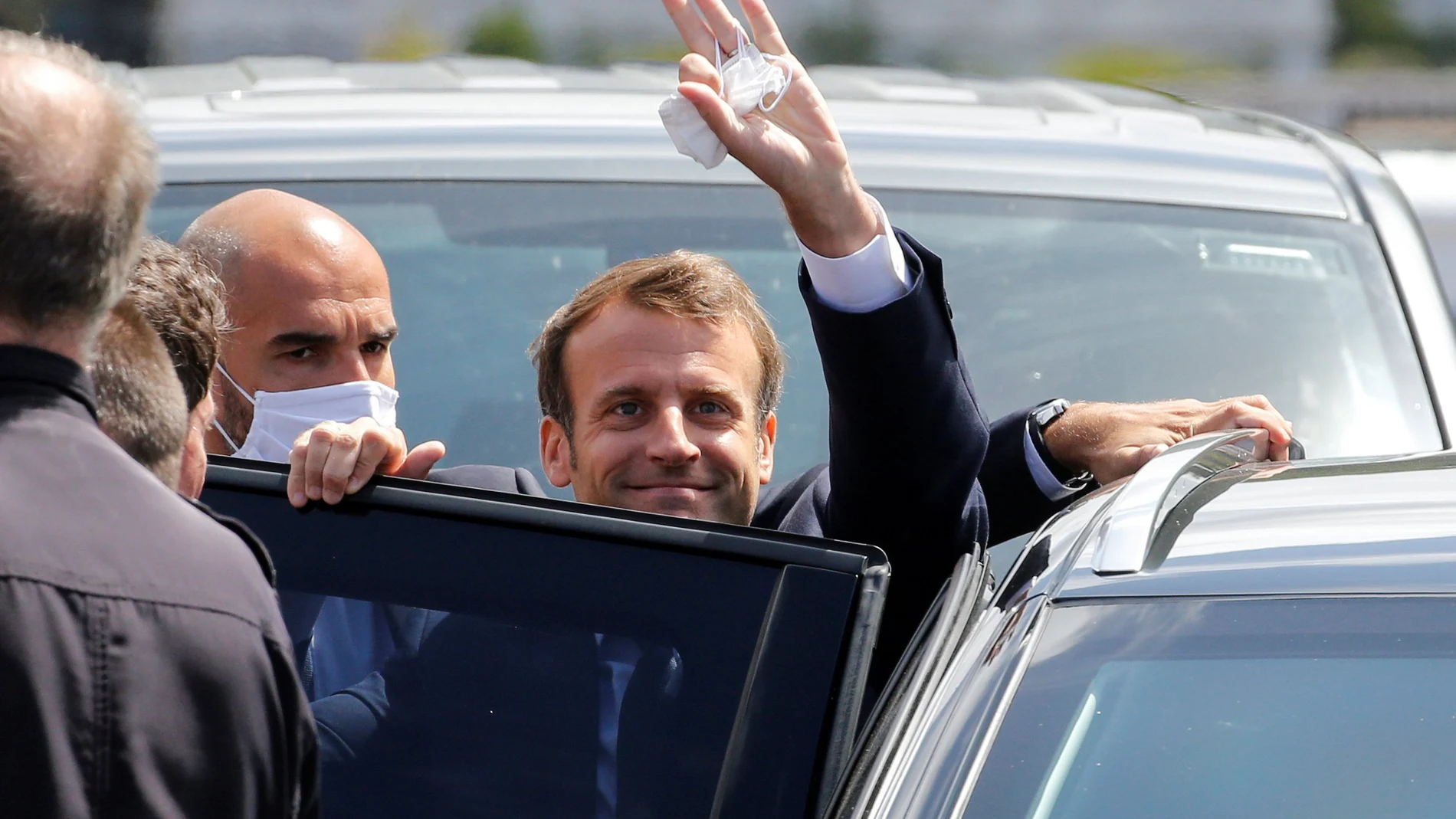 El presidente francés, Emmanuel Macron, entra en su coche oficial tras votar en Le Touquet