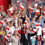 El presidente polaco Andrzej Duda, junto a su mujer, Agata Kornhauser, celebra su victoria en la primera vuelta de las presidenciales