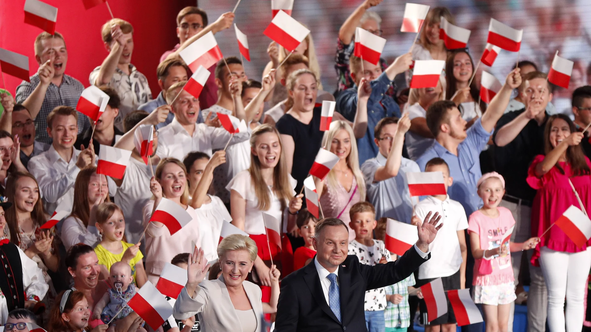 El presidente polaco Andrzej Duda, junto a su mujer, Agata Kornhauser, celebra su victoria en la primera vuelta de las presidenciales