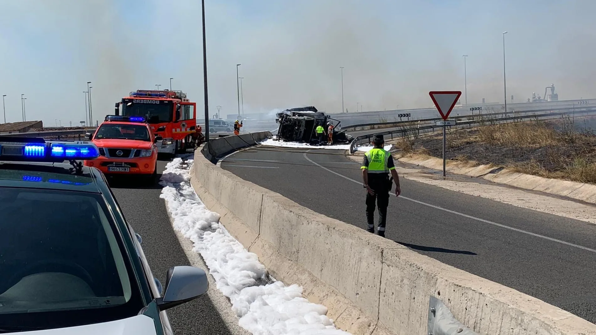 La Guardia Civil no esperó a los bomberos y dos agentes se introdujeron en la cabina para rescatar al herido