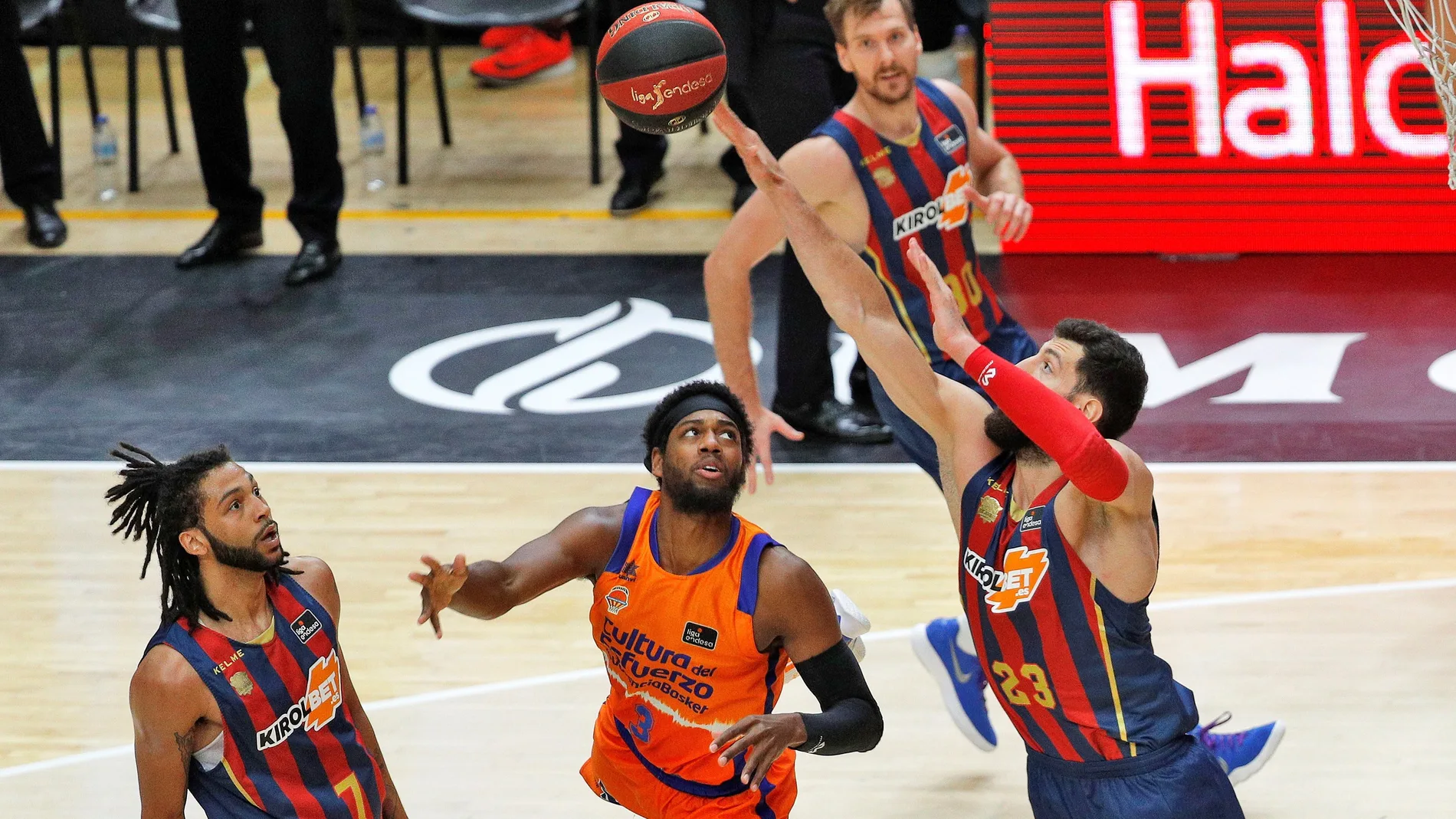 Valencia Basket y Kirolbet Baskonia disputan al segunda semifinal de la fase final de la Liga Endesa