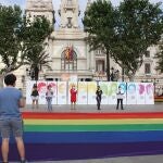 Acto de Lambda en la plaza de Ayuntamiento de València con motivo del Orgullo 2020