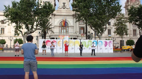 Acto de Lambda en la plaza de Ayuntamiento de València con motivo del Orgullo 2020