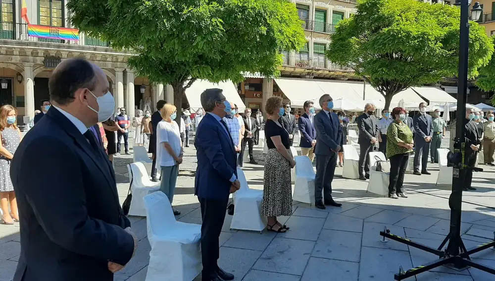 Javier Izquierdo y Clara Luquero, entre otras autoridades, en el concierto en Segovia