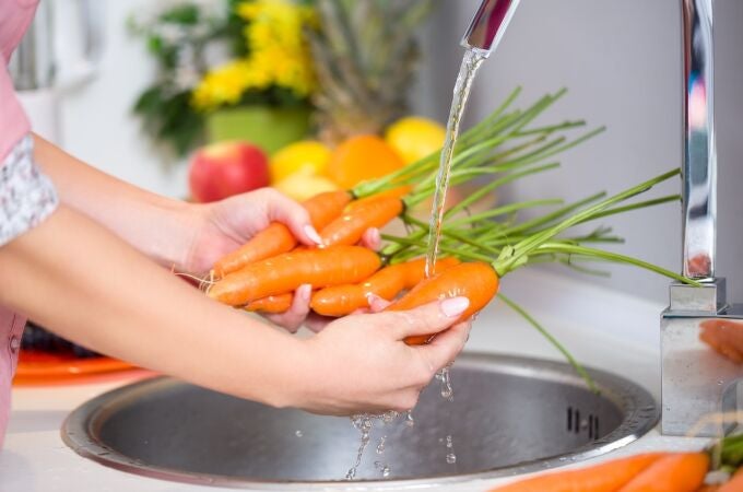 Una mujer lavando las zanahorias antes de prepararlas (Foto de ARCHIVO)2/10/2014