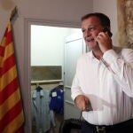 Louis Aliot, candidato de la Agrupación Nacional (RN) por PerpignanMember of Parliament for the far-right Rassemblement National (RN - or National Rally) and candidate in the municipal elections in Perpignan, speaks on the phone before the announcement of the first results in the second round of the mayoral elections in Perpignan, France, 28 June 2020. (Elecciones, Francia) EFE/EPA/GUILLAUME HORCAJUELO