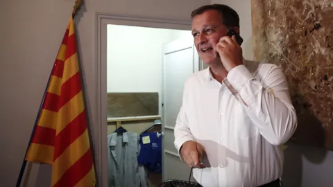 Louis Aliot, candidato de la Agrupación Nacional (RN) por PerpignanMember of Parliament for the far-right Rassemblement National (RN - or National Rally) and candidate in the municipal elections in Perpignan, speaks on the phone before the announcement of the first results in the second round of the mayoral elections in Perpignan, France, 28 June 2020. (Elecciones, Francia) EFE/EPA/GUILLAUME HORCAJUELO