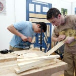 Alumnos de Formación Profesional en un taller de carpintería