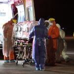 Traslado de un pacietne de coronavirus en ambulancia en Valparaíso, Chile