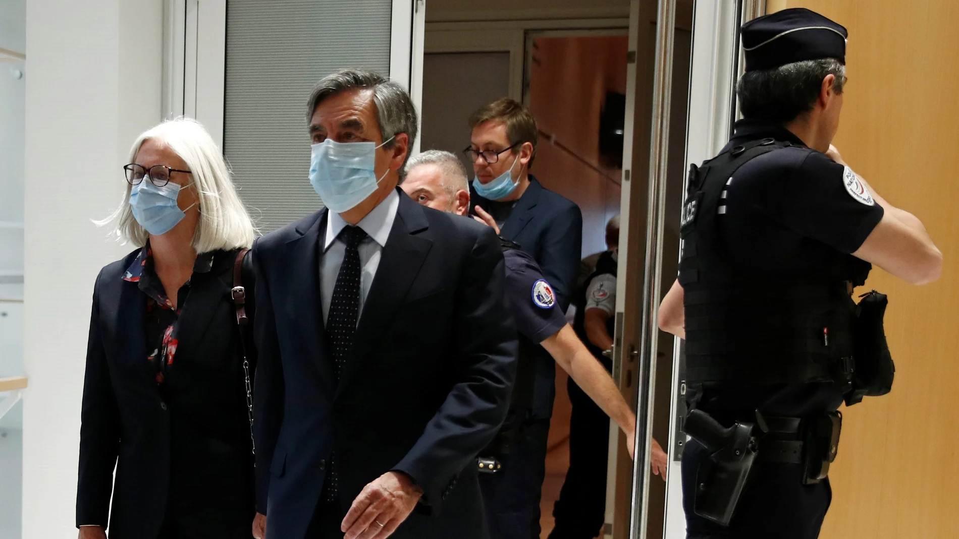 EL ex primer ministro, Francois Fillon y su mujer, Penélope, a la salida de los tribunales