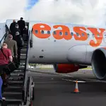 Pasajeros embarcando en un avión de easyJet
