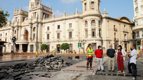 El alcalde de Valencia, Joan Ribó, y la vicealcaldesa y edil de Desarrollo Urbano, Sandra Gómez, visitan el inicio de las obras para la instalación del nuevo pavimento de la plaza del Ayuntamiento