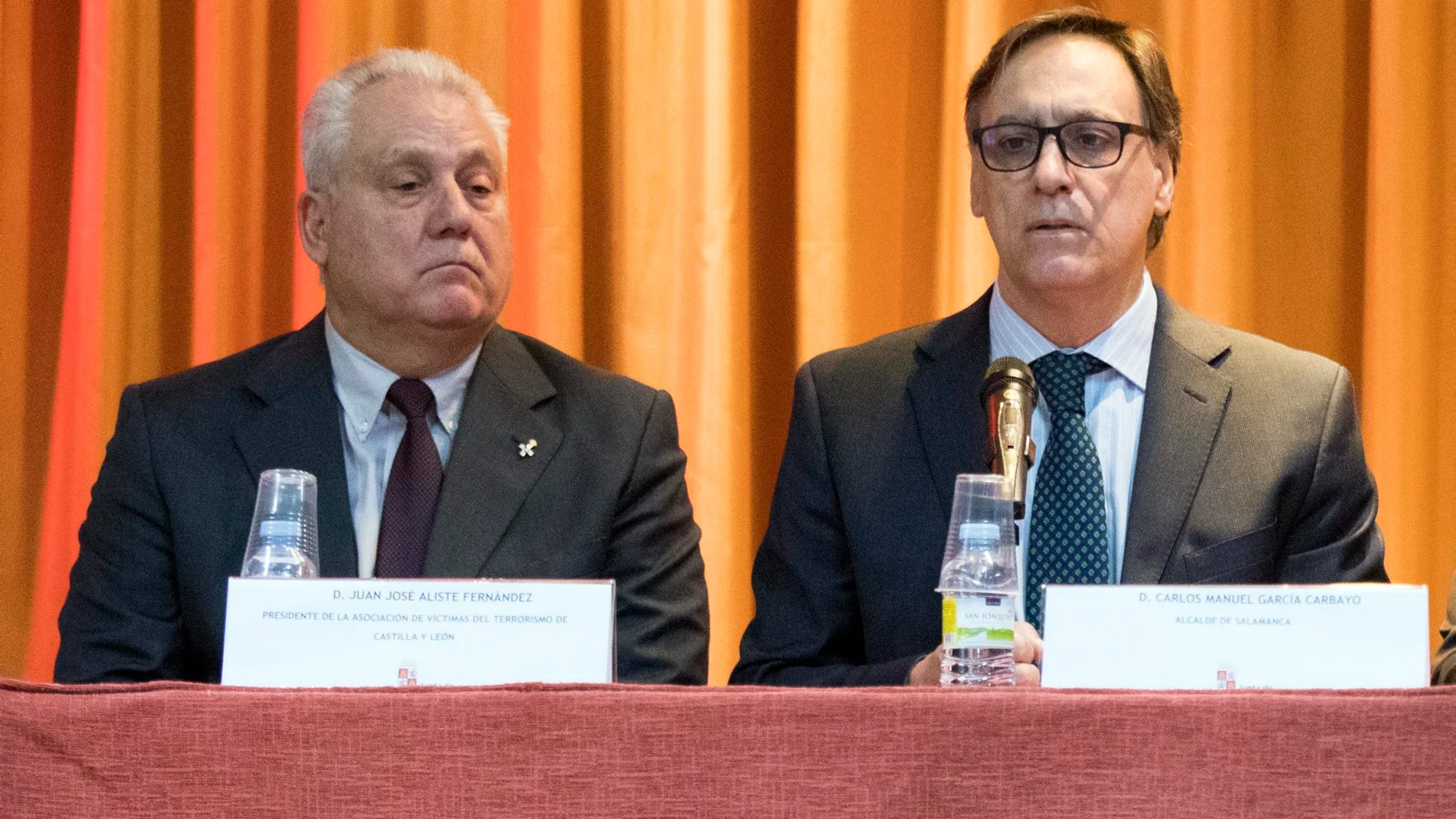 Juan José Aliste, presidente de la asociación víctimas del terrorismo en Castilla y Leon, junto al alcalde de Salamanca, Carlos García Carbayo