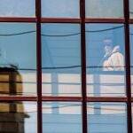 Un sanitario, equipado con equipos de protección, en el interior de un edificio de Málaga