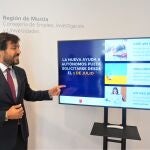 El consejero de Empleo, Investigación y Universidades, Miguel Motas, anunció hoy la apertura a partir del 1 de julio del plazo para pedir la nueva ayuda de la Comunidad para autónomos y mutualistas cuyos ingresos hayan caído más de un 40 por ciento a causa del estado de alarma