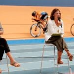 La presidenta del Consejo Superior de Deportes, Irene Lozano, y la presidenta de la Fundación Trinidad Alfonso, Elena Tejedor (d), durante la presentación de la nueva colaboración con la Federación Española de Ciclismo para mejorar el Centro de Alto Rendimiento del Velódromo Luis Puig