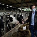 El líder del PP, Pablo Casado visita la explotación láctea en el municipio de Cospeito (Lugo)
