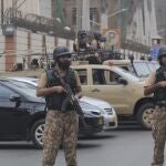 Las Fuerzas de Seguridad rodean el edificio de la bolsa en Karachi, Pakistán