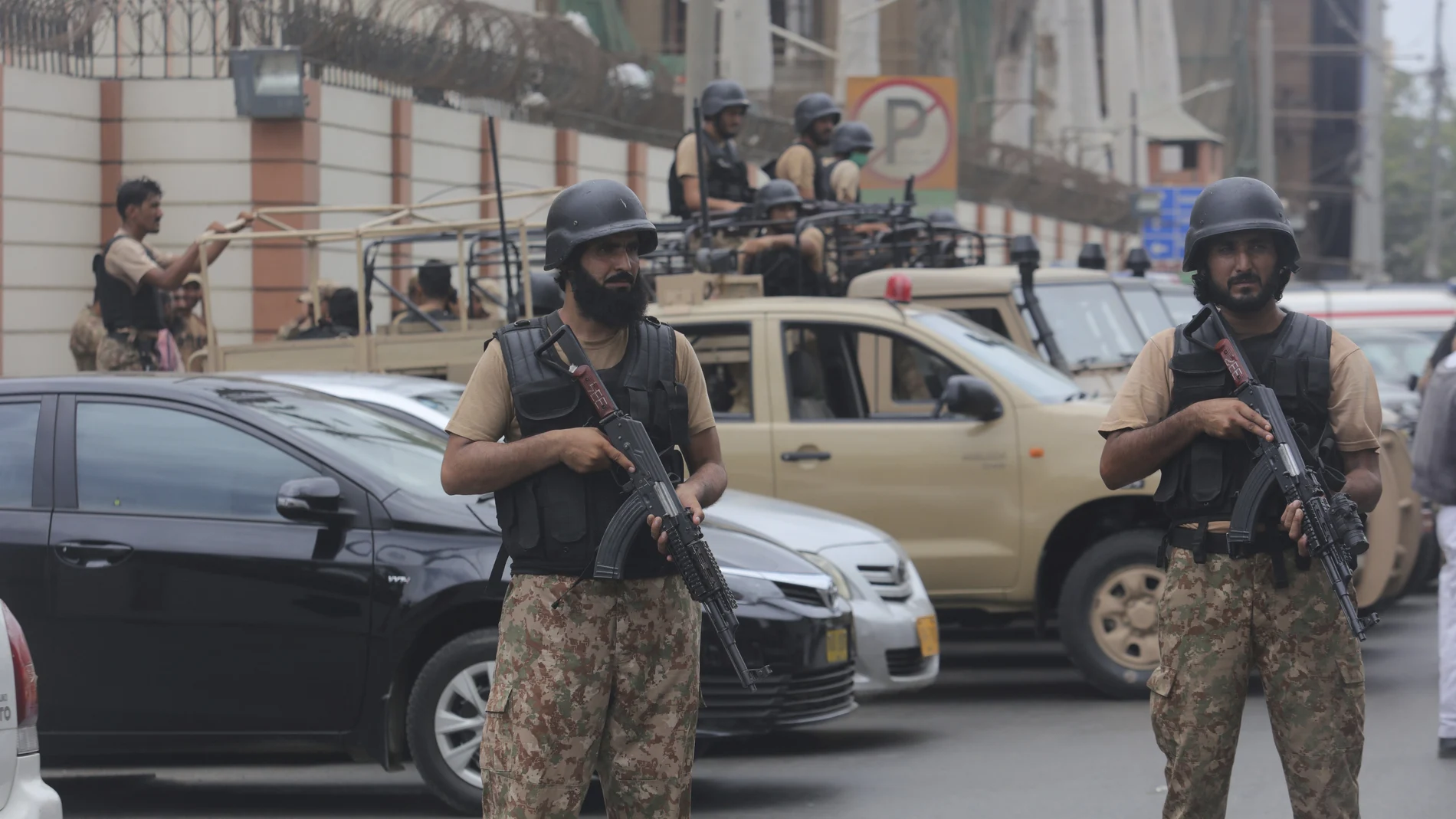 Las Fuerzas de Seguridad rodean el edificio de la bolsa en Karachi, Pakistán