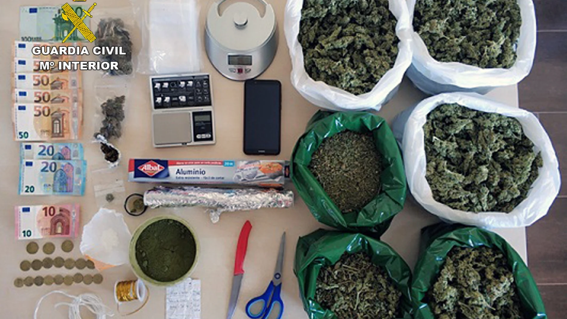 Sucesos.- La Guardia Civil desmantela un punto de venta de droga al menudeo en un domicilio de Totana