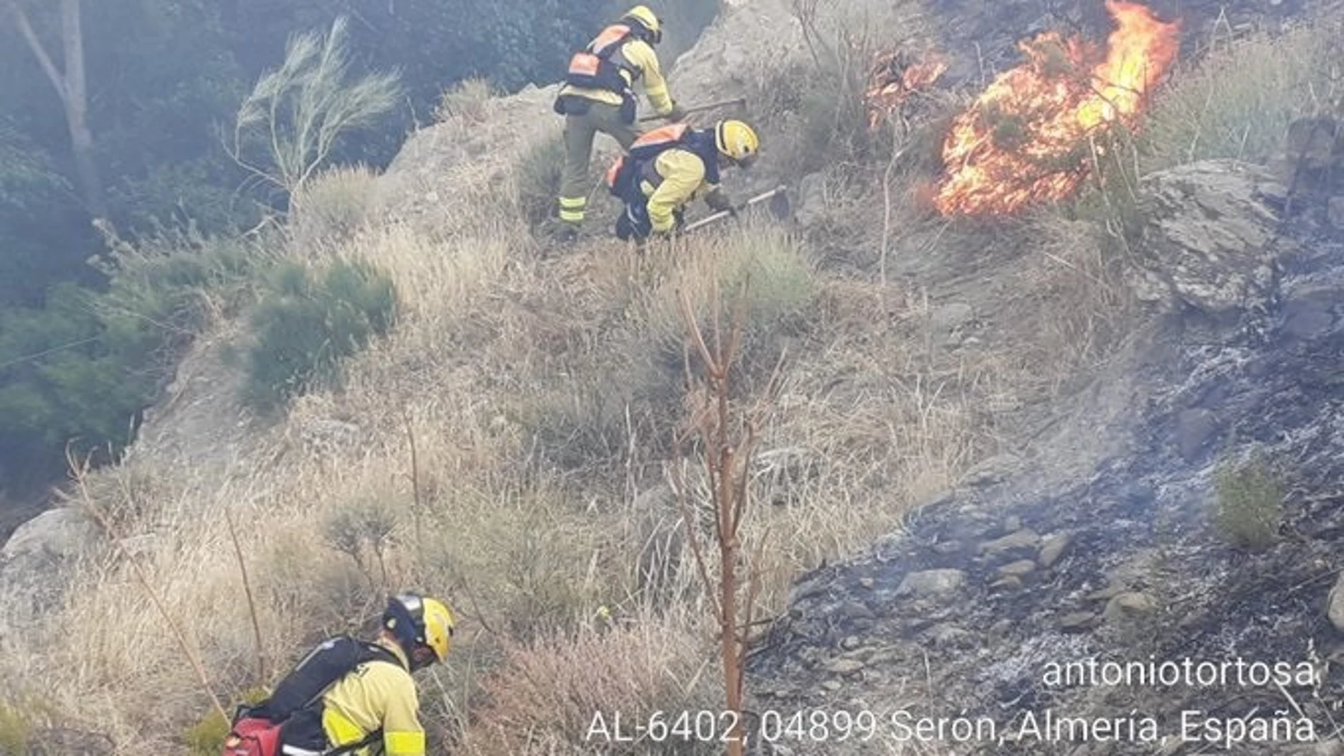 Bomberos forestales trabajan contra las llamas en Serón