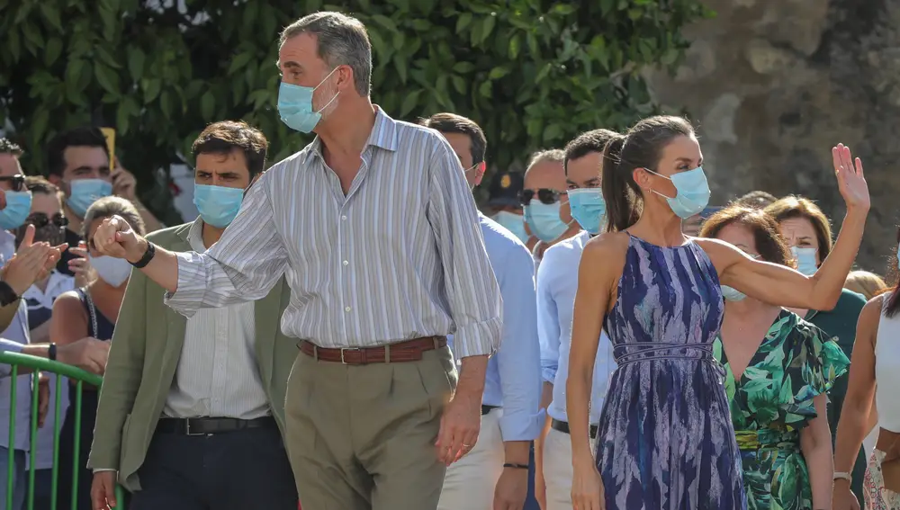 Los Reyes de España, Felipe VI y Doña Letizia en la Puerta de Sevilla durante la visita a los Patios de Córdoba, (Andalucía, España), a 29 de junio de 2020.29 JUNIO 2020María José López / Europa Press29/06/2020