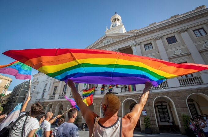 El Ayuntamiento de Cádiz arría la bandera Lgtbiq+