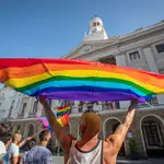 Siguiendo la orden cautelar y provisional del Juzgado, se ha procedido al arriado de la bandera LGTBIQ+ del cuarto mástil del Ayuntamiento de Cádiz y se le ha entregado a los colectivos que se han concentrado ante el Ayuntamiento, este lunes