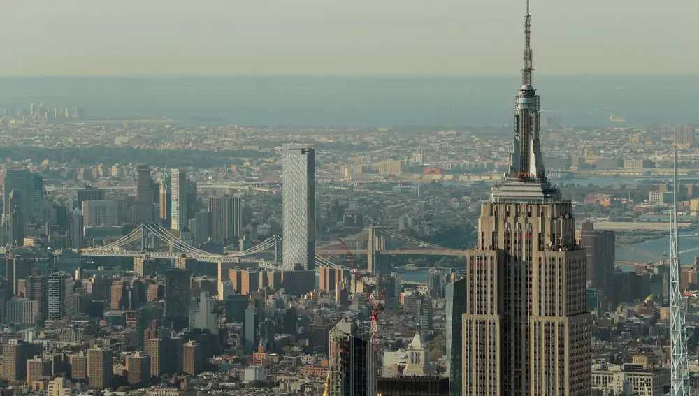 El Empire State Building se levanta sobre Manhattan.
