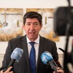 Imagen de archivo de el vicepresidente de la Junta, Juan Marín, atendiendo a los medios tras presidir una reunión del Consejo Andaluz de Turismo