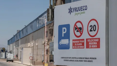 Vista de la puerta principal de la empresa dedicada a la producción y exportación de frutas y verduras