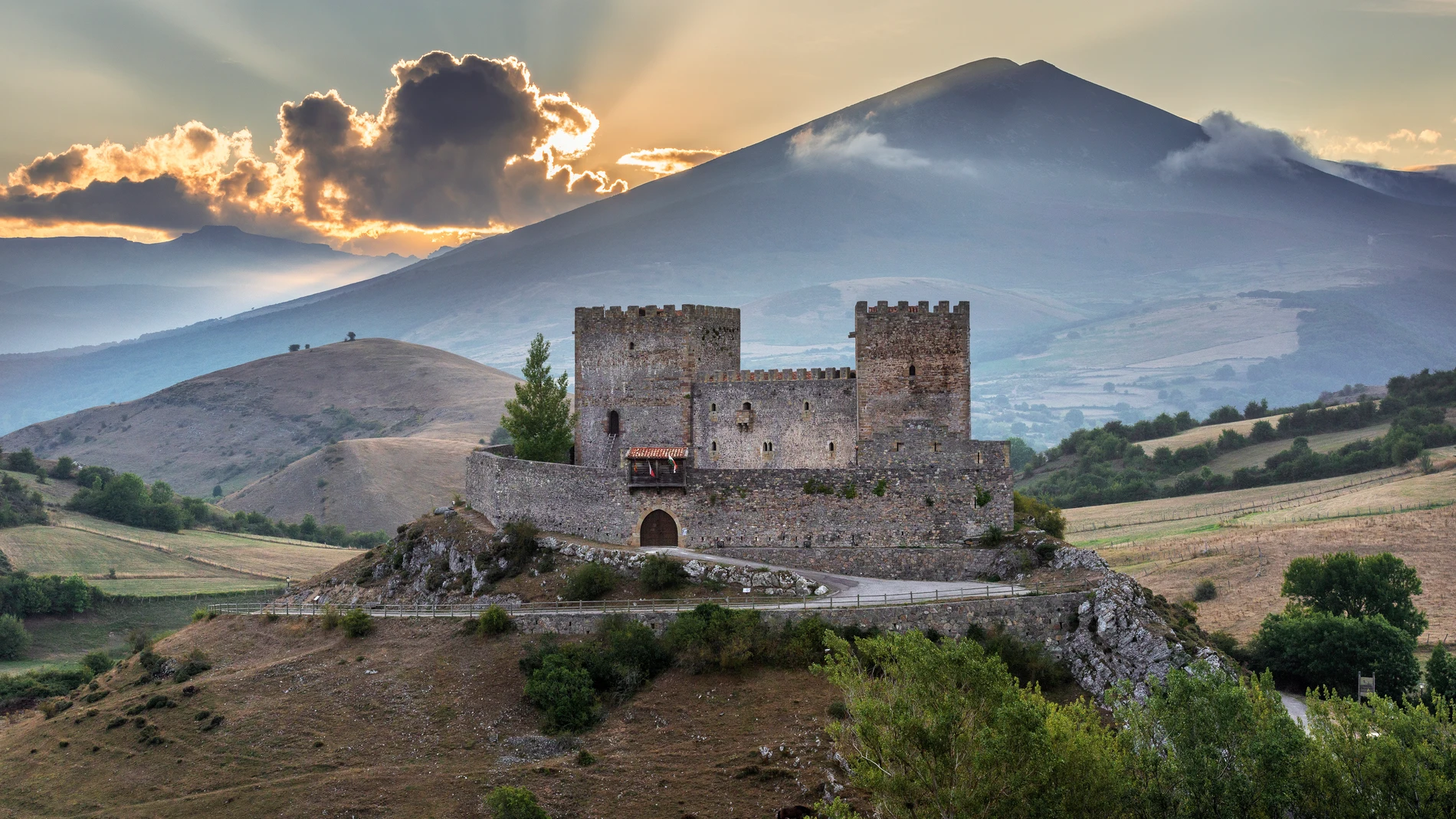 Vista del Castillo de Argüeso, en Cantabria, miembro de la Red de Castillos y Palacios de España