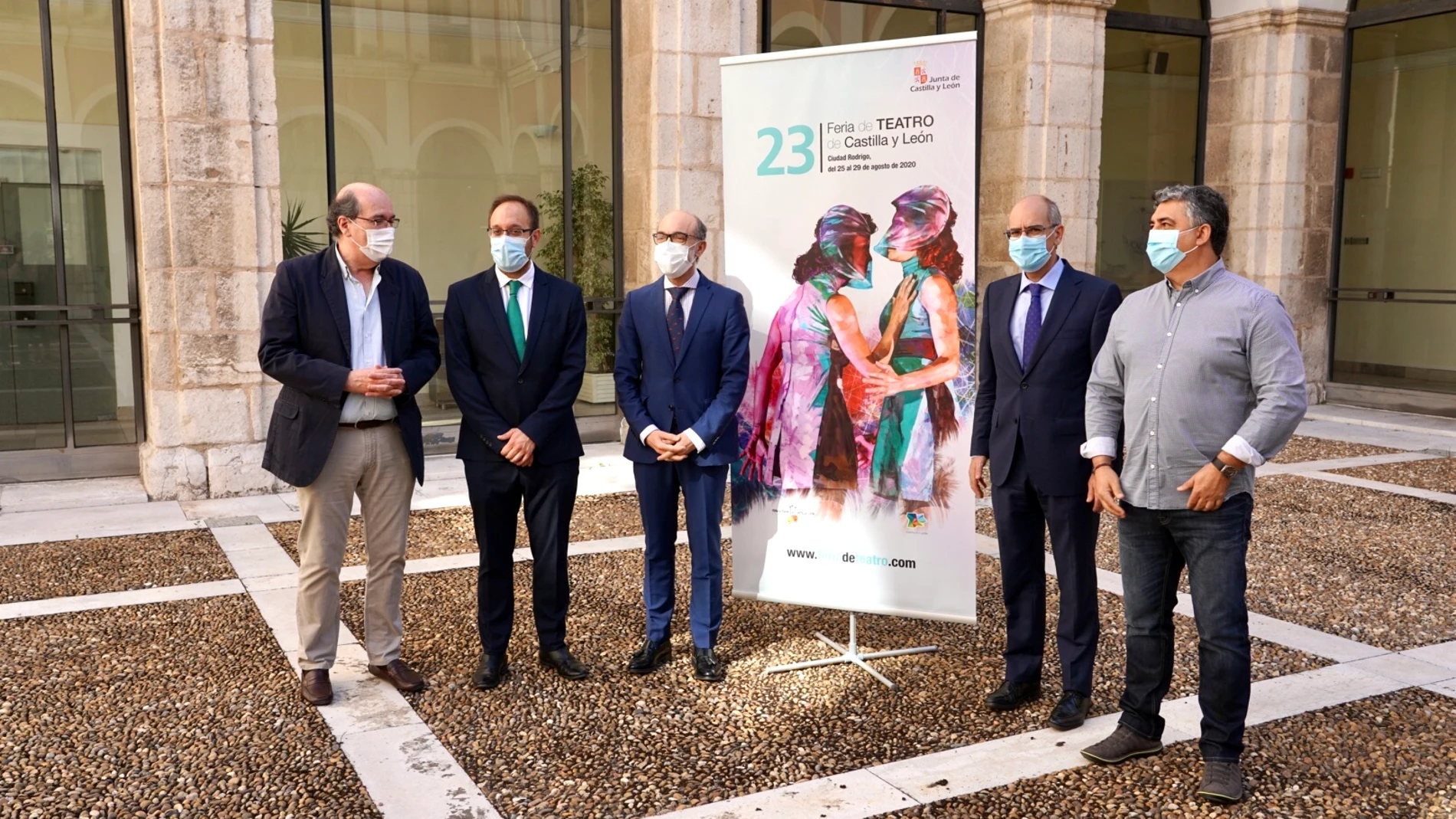 El consejero de Cultura y Turismo, Javier Ortega, presenta la XXIII Feria de Teatro de Castilla y León acompañado del alcalde de Ciudad Rodrigo, Marcos Iglesias; el presidente de la Diputación de Salamanca, Javier Iglesias; y el director de la Feria, Manuel González