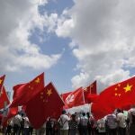 Hongkoneses pro China celebran la ley de seguridad nacional